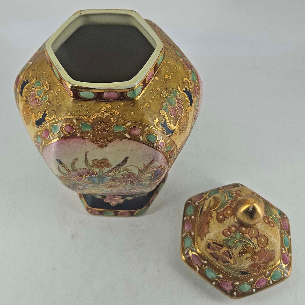 Vintage gilded moriage Satsuma Hand Painted temple or ginger jar  Floral 11" - Picture 5 of 6